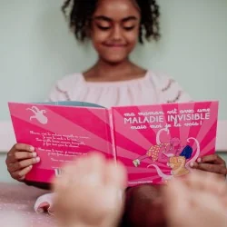 Livre Ma maman vit avec une maladie invisible en train d'être lu